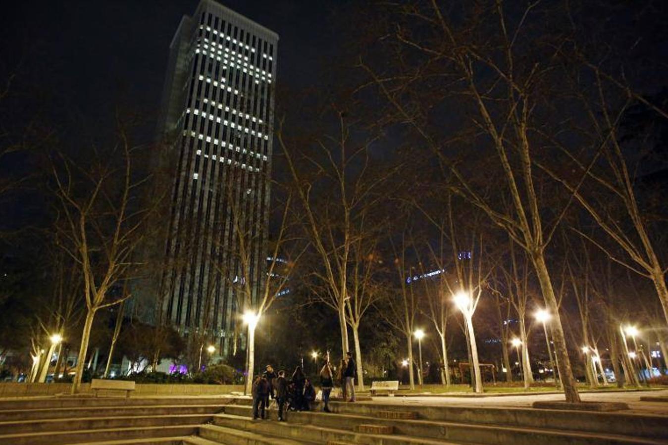 La Plaza Pablo Picasso, en pleno barrio financiero, es uno de los principales puntos de encuentro de los jóvenes de la capital (2013). 