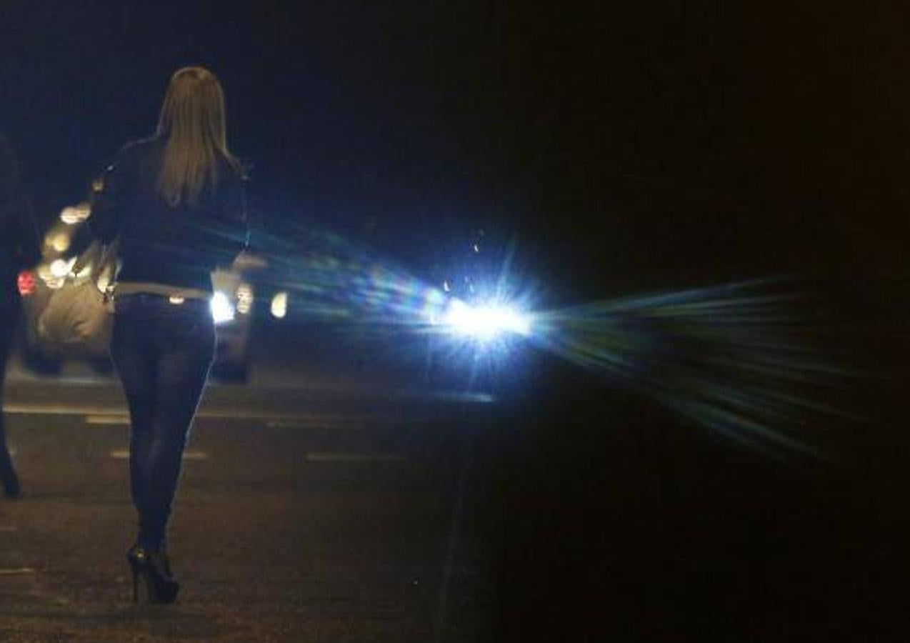 Dos mujeres esperan la llegada de un taxi tras una noche de fiesta en las inmediaciones de Azca (2013). 