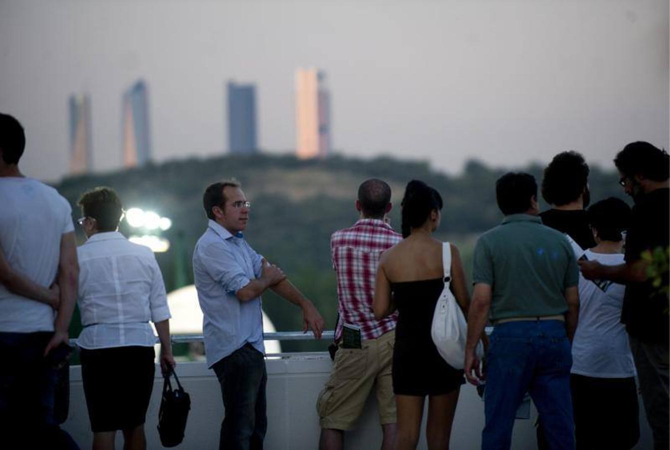 Los asistentes a las carreras de caballos del Hipódromo de la Zarzuela disfrutan del anochecer de un jueves con vistas a las Cuatro Torres en su restaurante al aire libre (2011). 