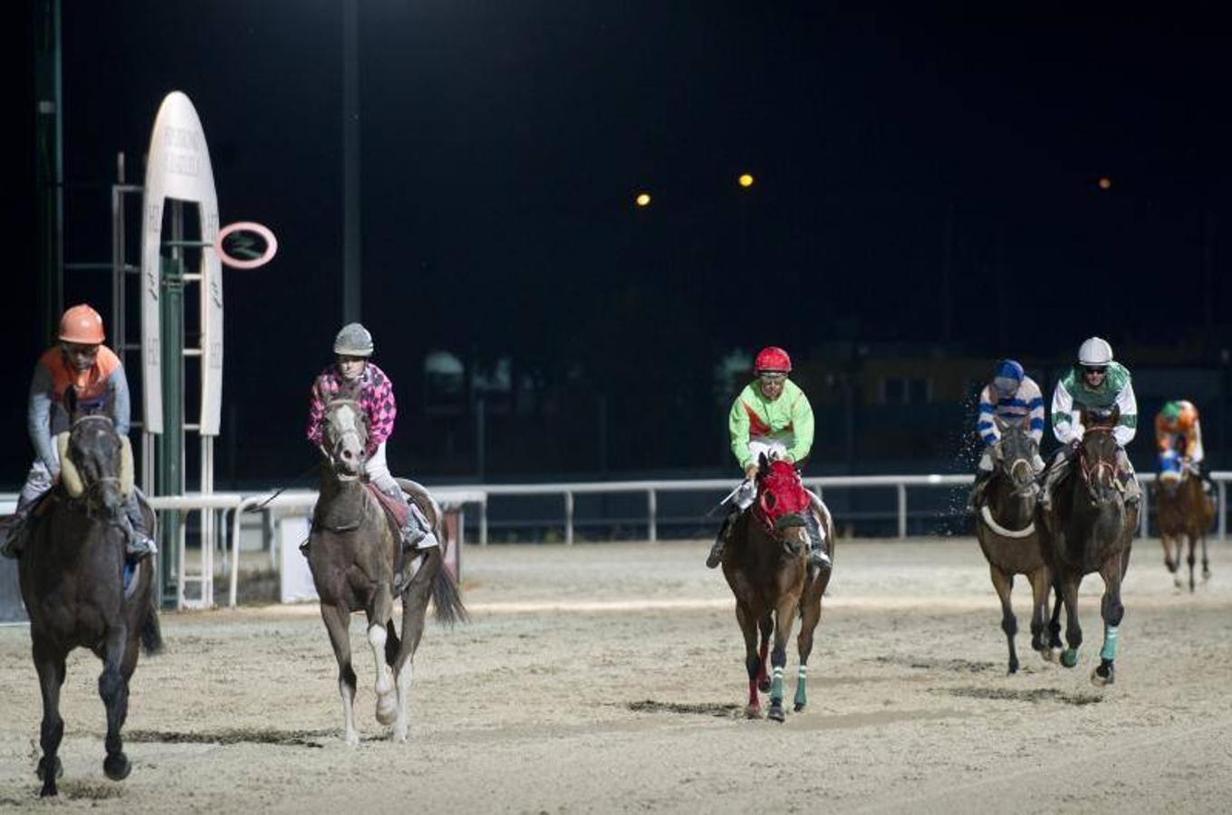 Los caballos y los jinetes hacen el deleite de un público entregado a las carreras nocturnas de la capital (2011). 