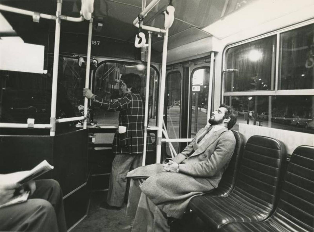 Un hombre duerme de madrugada en un búho. El autobús nocturno utilizado es un Pegaso 6050 (1975). 