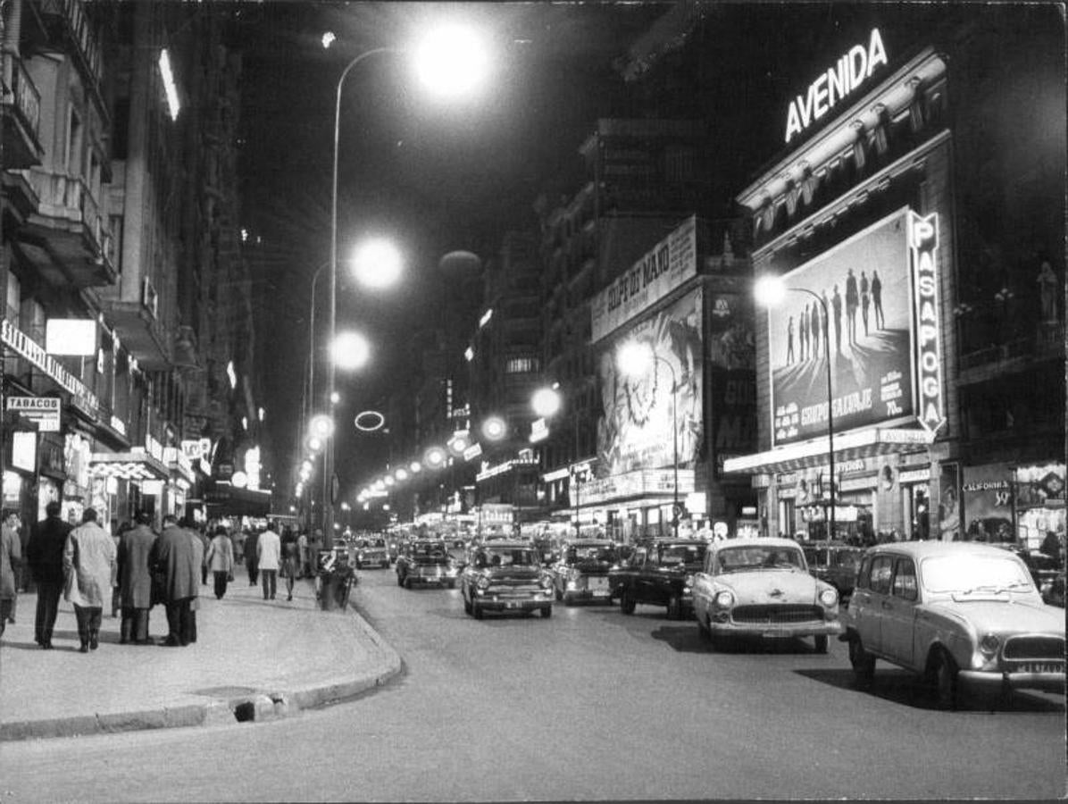 Ambiente nocturno en Gran Vía, presidido por las luces y carteles de cines y teatros (1970). 