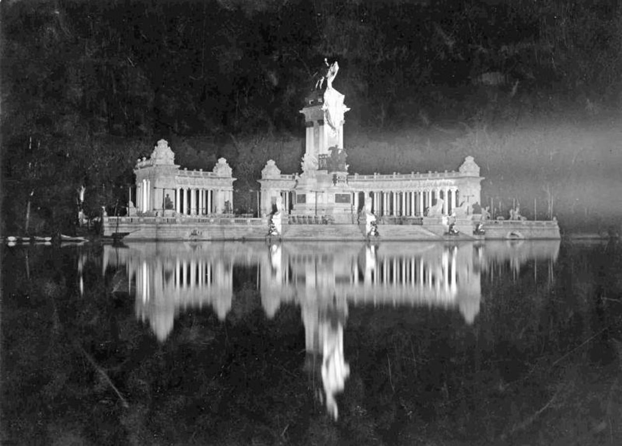 El estanque del Retiro se prepara, en 1922, para acoger una fiesta náutica organizada por el Círculo de Bellas Artes, bajo la atenta mirada de Alfonso XII. 