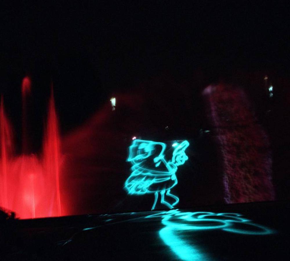 Luces de neón conforman siluetas en el Parque Juan Carlos I (2000). 