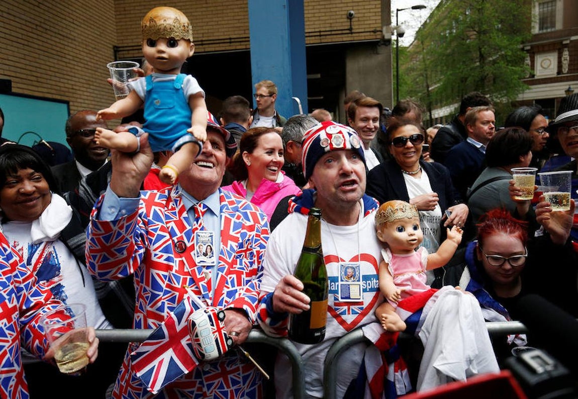 Los británicos dan la bienvenida al nuevo miembro de la Familia Real