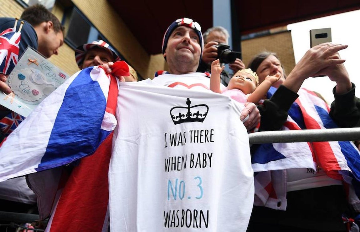 Los británicos dan la bienvenida al nuevo miembro de la Familia Real