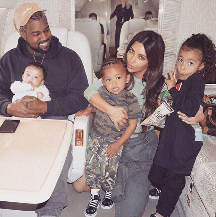 Kim Kardashian y Kanye West presentan a su familia completa. 