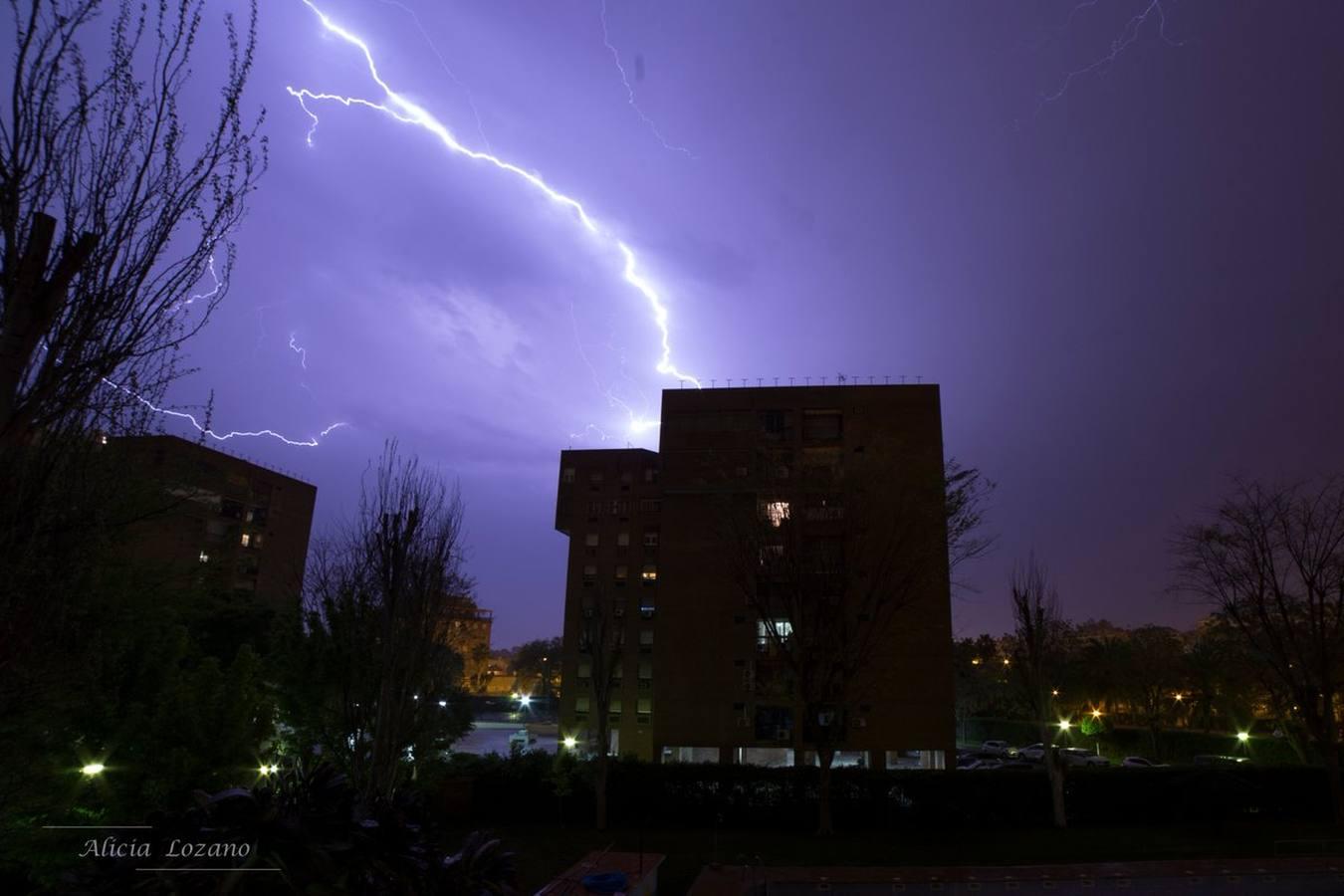 Las mejores imágenes de la tormenta eléctrica en Sevilla