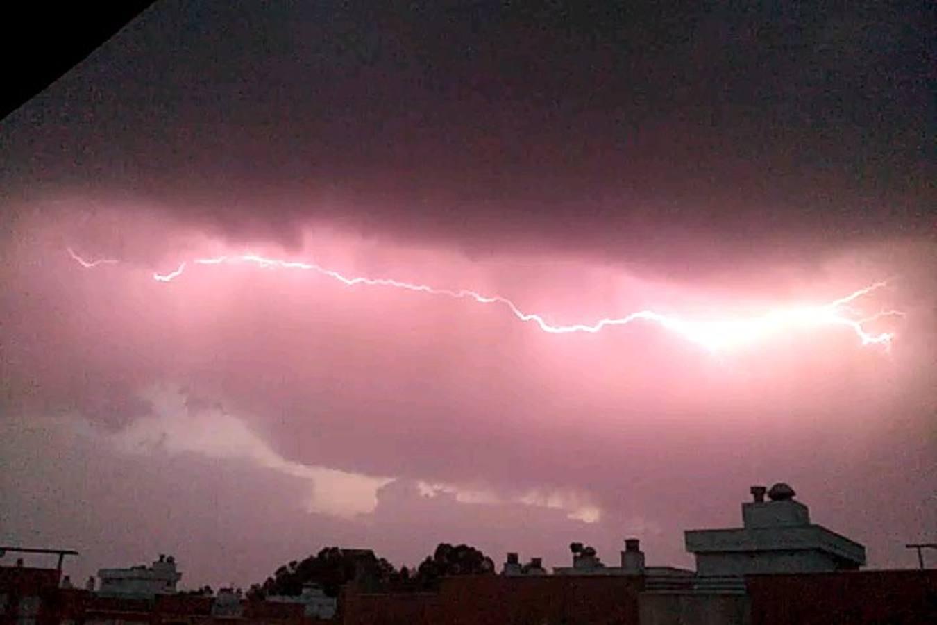 Las mejores imágenes de la tormenta eléctrica en Sevilla