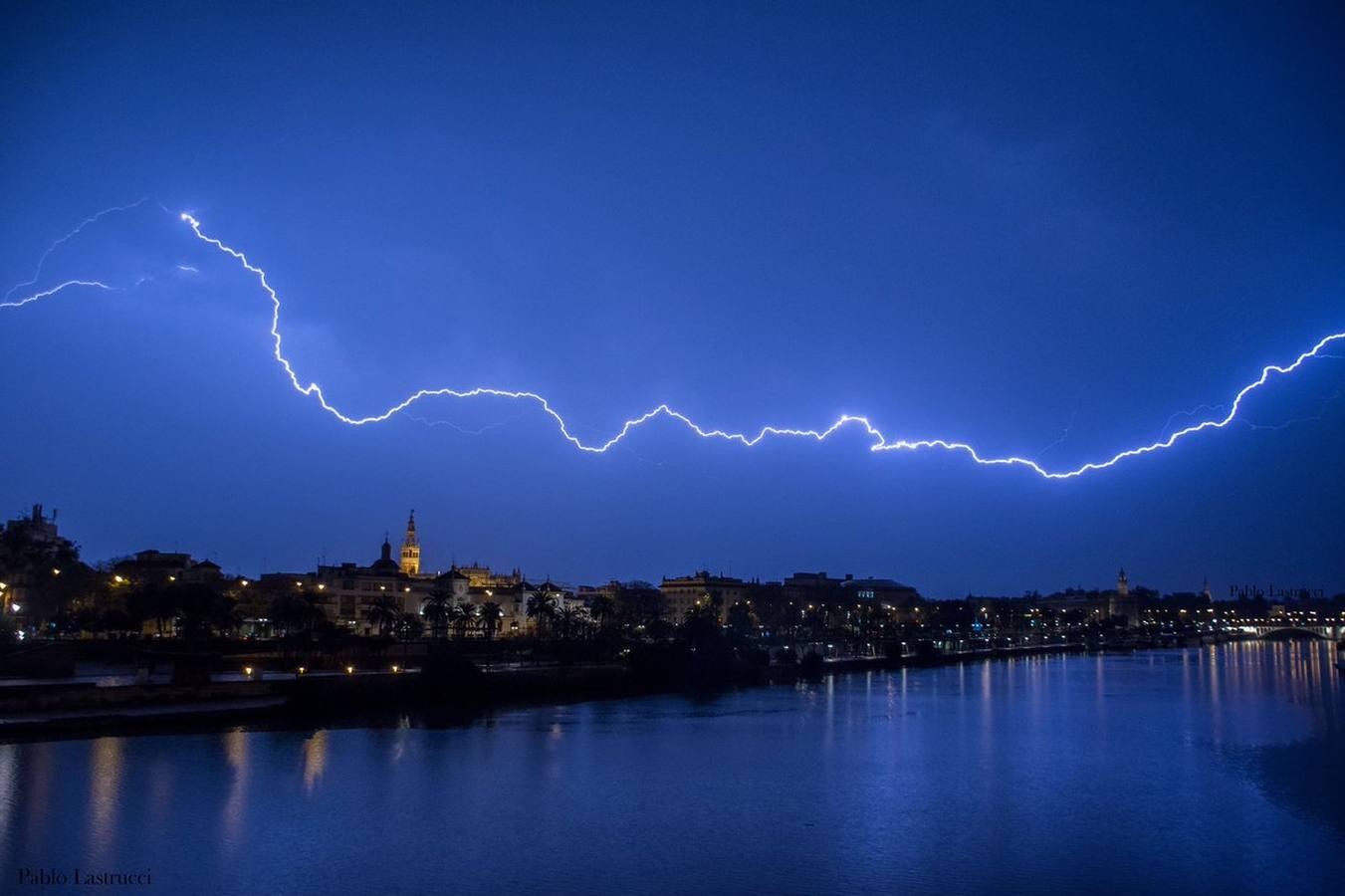 Las mejores imágenes de la tormenta eléctrica en Sevilla