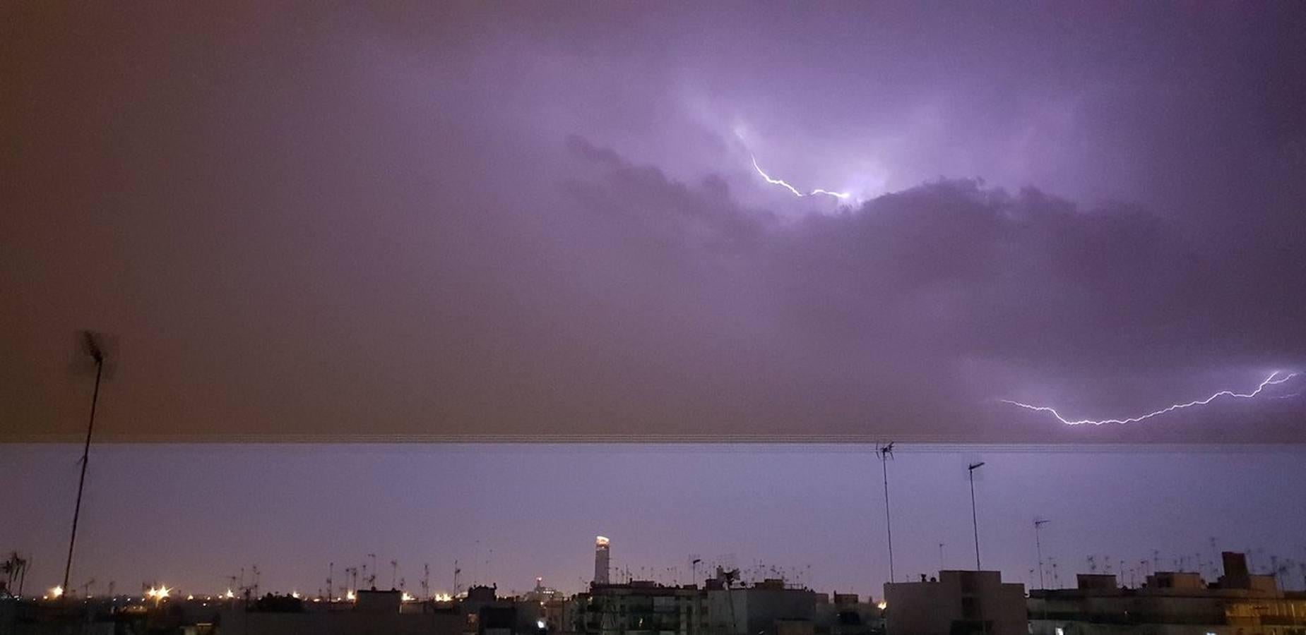 Las mejores imágenes de la tormenta eléctrica en Sevilla