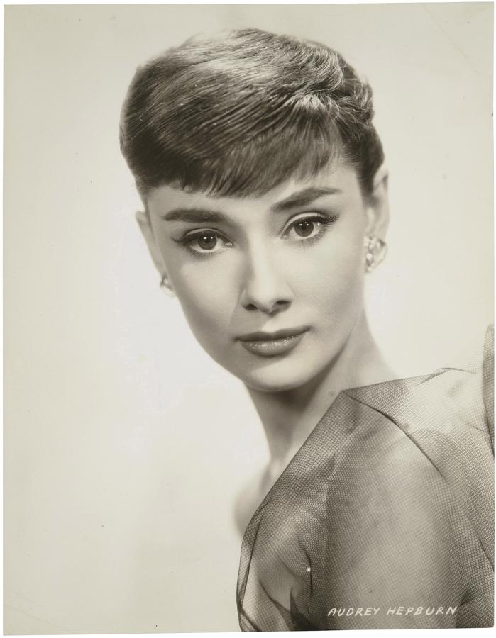 Dècollète Sabrina. En 1954, una joven Audrey Hepburn se enfrentaba en escena a las impertinencias de un ya hastiado Humphfrey Bogart: «Vale, haremos treinta y seis tomas si es lo que ella quiere», protestó un día el actor durante el rodaje de «Sabrina». La intérprete de esta moderna cenicienta, sin embargo, demostró ser tan profesional y afable que se ganó el apoyo incondicional del director, Billy Wilder. Éste decidió vestirla en una de las escenas con una pieza de alta costura parisina, no sabía que en ese momento se fraguaría una relación de por vida, Hubert Givenchy la convirtió en su musa y amiga «Lo que inventé para ella finalmente se convirtió en un estilo al llamé "Dècollète Sabrina»