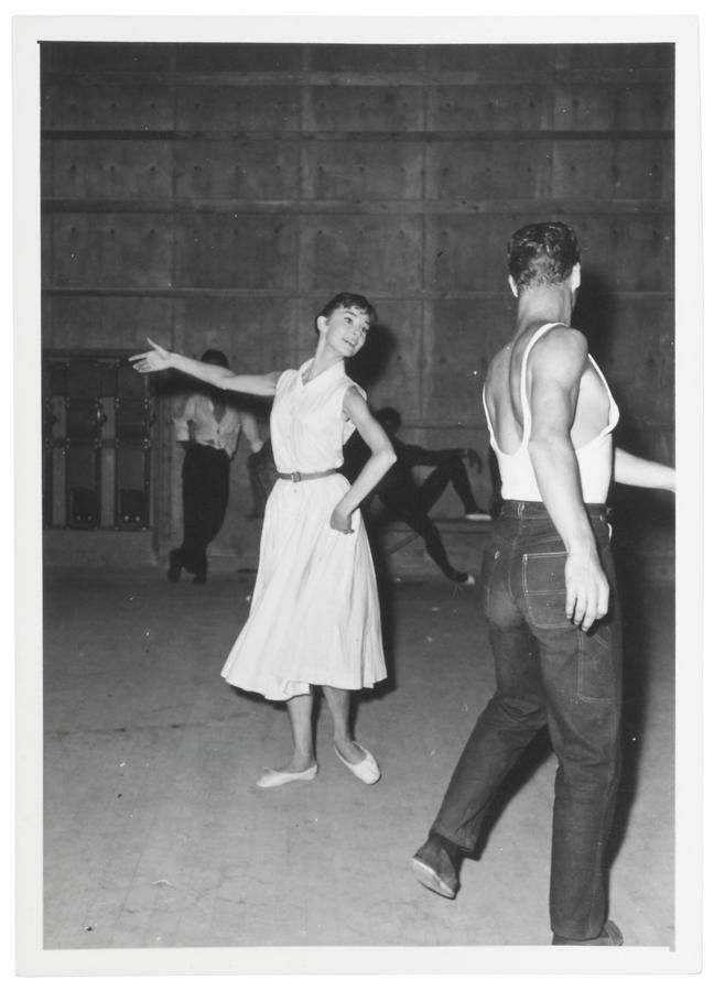 Ella es Natasha. «Os amaría a todos un día», escribió a lápiz Hepburn tras la fotografía. Se la sacaron mientras ensayaba un paso de baile para la película Guerra y Paz. Según el diario New York Herald Tribune, el trabajo de Hepburn en la piel de Natasha Rostov fue la mejor interpretación femenina de aquel año. King Vidor, el director de la película, tenía la misma opinión: «Una cosa es cierta, Audrey es Natasha, está recién salida del libro. No conozco a ninguna otra actriz que pudiera haberlo hecho igual»