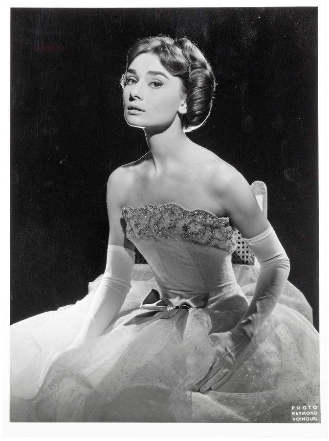 Escándalo en pantalla. Ariane suscitó una escandalera desmesurada entre la sociedad americana dada la diferencia de edad de sus protagonistas. Hepburn no dudó ni un segundo en salir en la defensa de su compañero de rodaje, Gary Cooper: «no está tratando de engañar a nadie. Se supone que es un hombre de cincuenta años y ese es el objetivo de la historia». A pesar de los vehementes intentos de la actriz, se tuvo que añadir una voz en off sobre la imagen para tranquilizar a los espectadores e informarles de que la inmoral pareja estaba casada. Esta fotografía la sacó Raymond Voinquel en 1957