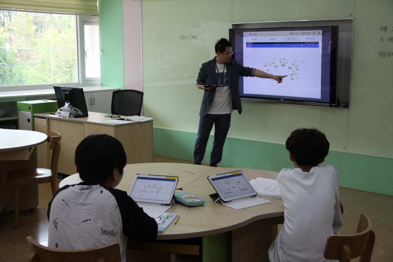 De los 35 niños que estudian en la escuela de Taesung, ocho son del pueblo y los 27 restantes de fuera de la Zona Desmilitarizada. Las clases se imparten con pizarras electrónicas y los alumnos tienen «tablets». 