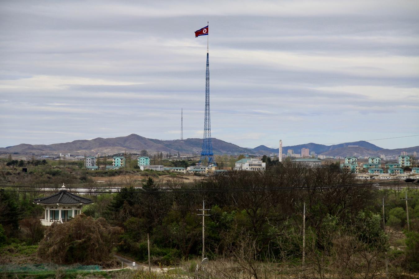 Desde Taesung-dong, que significa el Pueblo de la Libertad, se ve la bandera de 160 metros de alto que señala Corea del Norte, a solo dos kilómetros. 