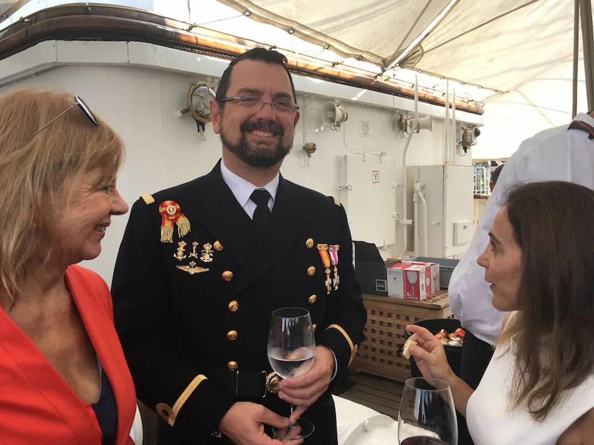 La abogada Marta Nercellas con un miembro de la tripulación y la canciller de la Embajada Raquel Pérez Varela. 