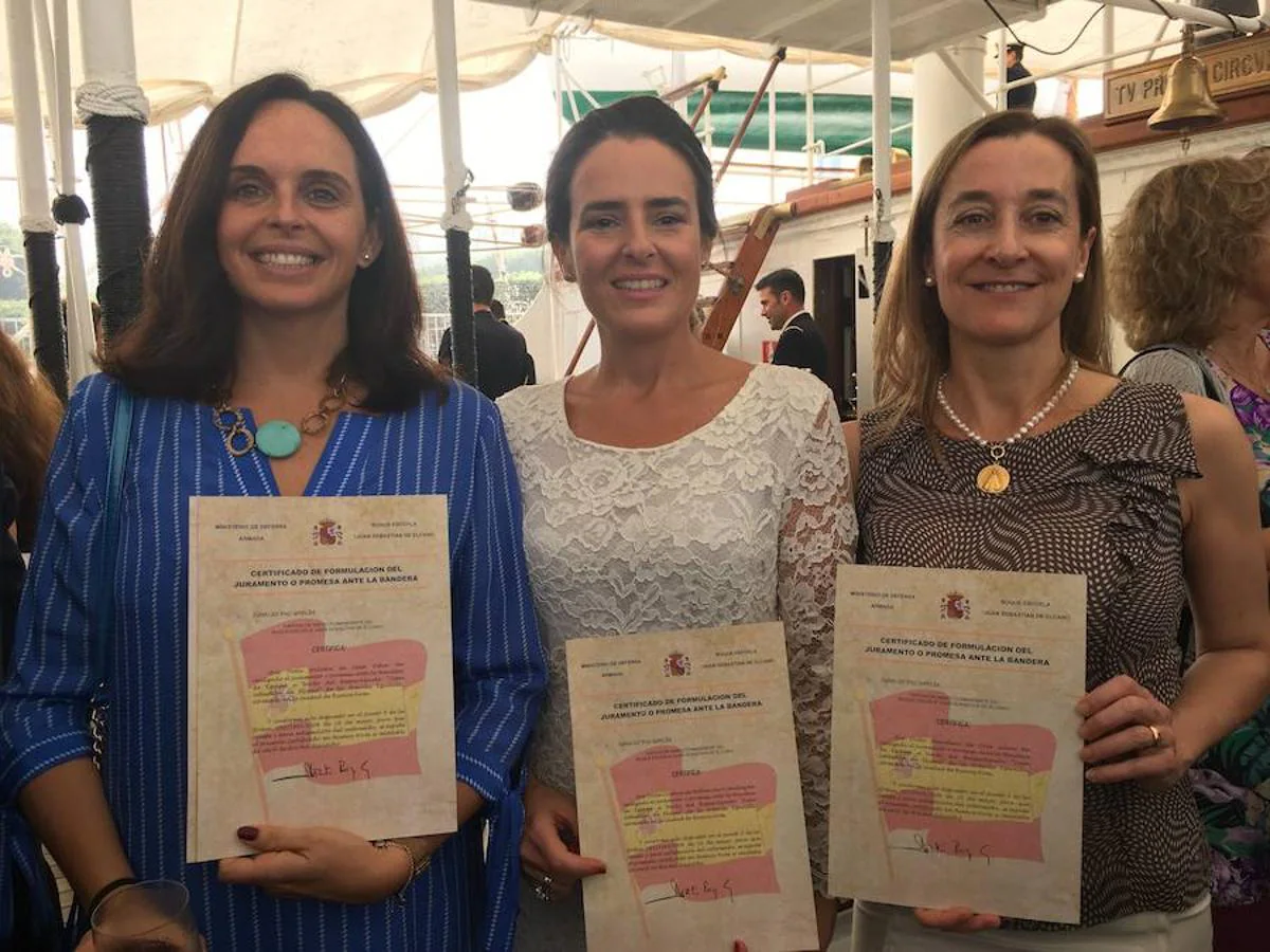 Paloma O´Shea, con Almudena de Orue Sabau y María Suanes, con el Certificado de Formulación del Juramento o Promesa ante la Bandera. 