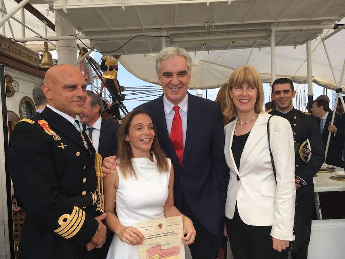 El comandante del Juan Sebastián Elcano, Ignacio Paz García, junto al embajador Javier Sandomingo, su mujer Megan Adams y Raquel Pérez Varela, canciller de la Embajada de España. 