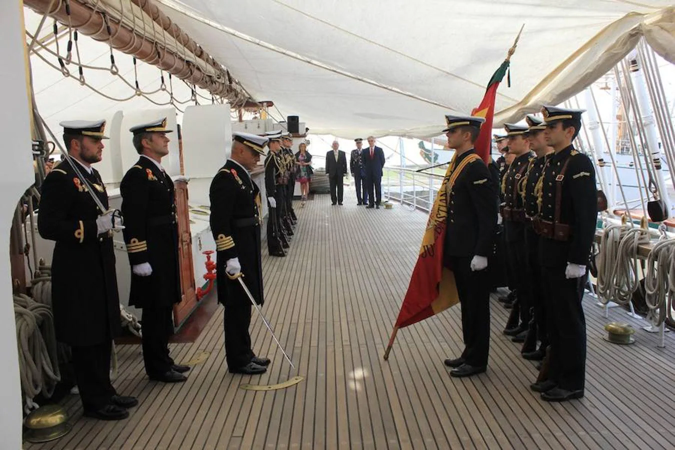 En imágenes, la jura de bandera en el Juan Sebastián Elcano