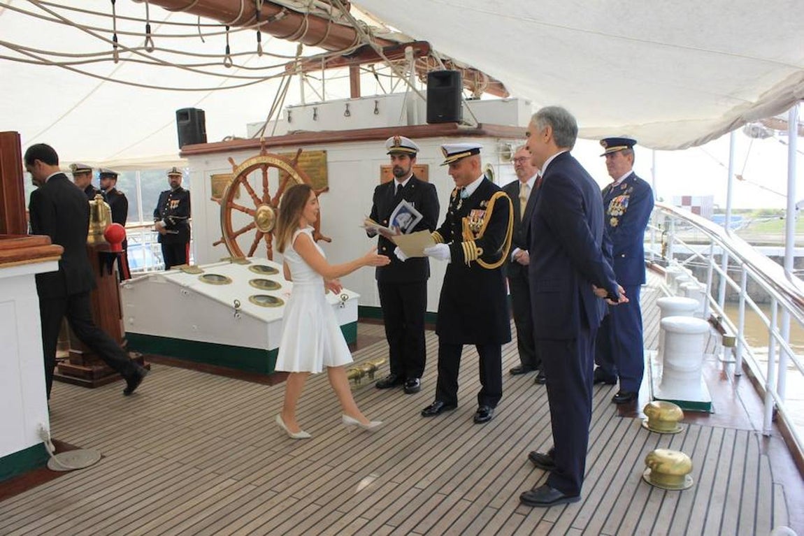 En imágenes, la jura de bandera en el Juan Sebastián Elcano