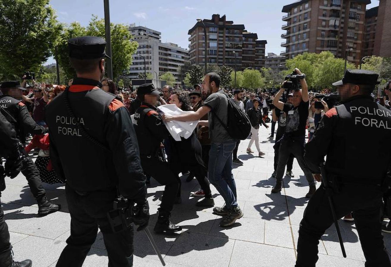 El enfado de los concentrados por la sentencia ha provocado empujones y encontronazos entre los manifestantes y los policías, aunque no se han llegado a producir incidentes de gravedad. 