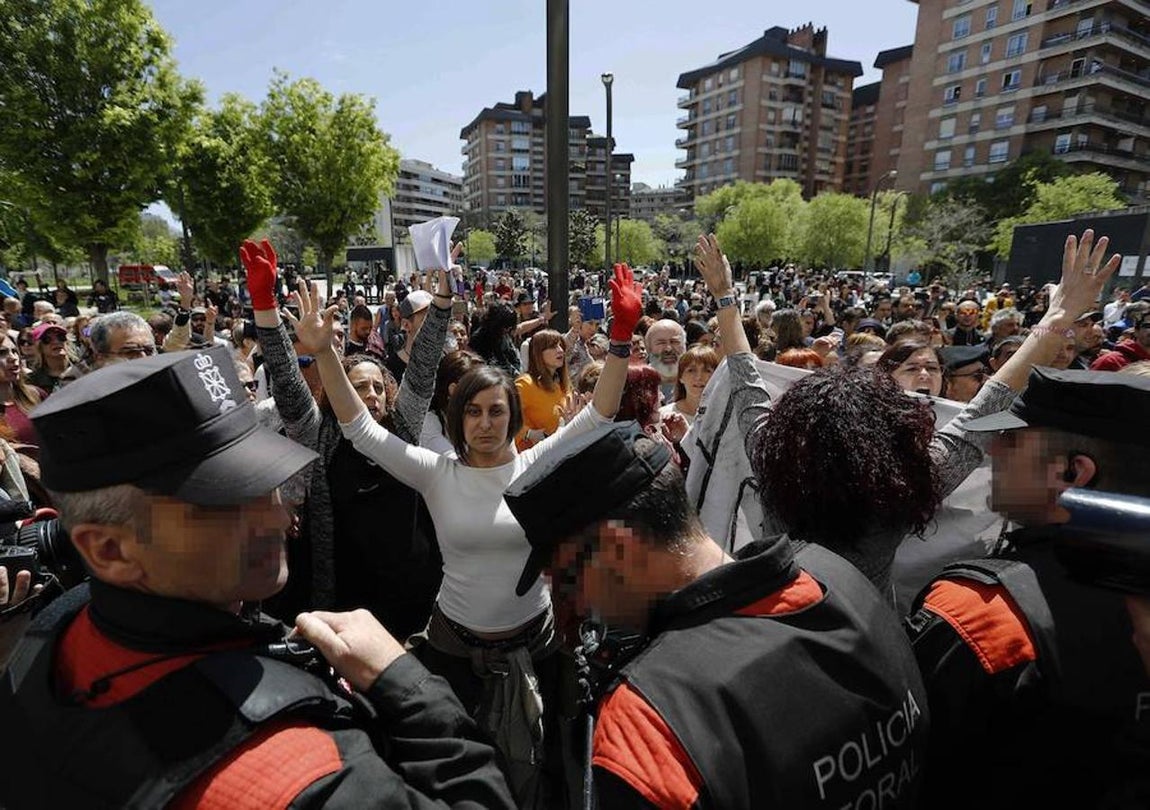 Al grito de «Esta Justicia es una mierda» y «No son abusos, es violación», los manifestantes muestran su disconformidad con el fallo que condena a penas de nueve años de prisión a cada uno de los cinco de los miembros de La Manada. 