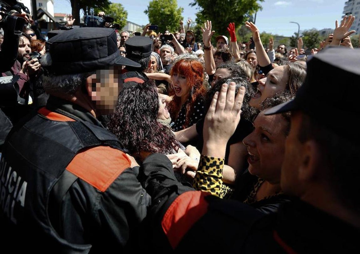 La protesta a la entrada del juzgado, convocada por los colectivos feministas Andrea, Lunes Lilas y Gafas Moradas ha tenido como lema «¡No es no! ¡Justicia!». 