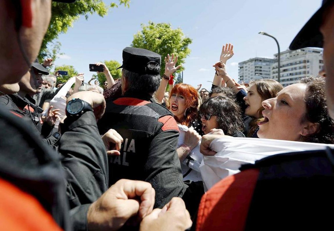 El enfado de los concentrados por la sentencia ha provocado empujones y encontronazos entre los manifestantes y los policías, aunque no se han llegado a producir incidentes de gravedad. 