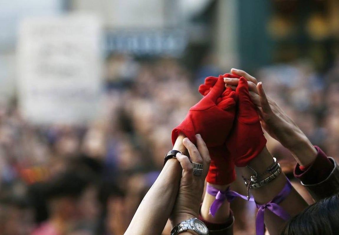 La Plaza Consistorial de Pamplona, uno de los escenarios que en los Sanfermines 2016 evidenció el rechazo a las agresiones sexistas, se ha vuelto a llenar esta tarde para reflejar el malestar por la sentencia que condena a los miembros de «La Manada» por abusos sexuales y no por violación.. 