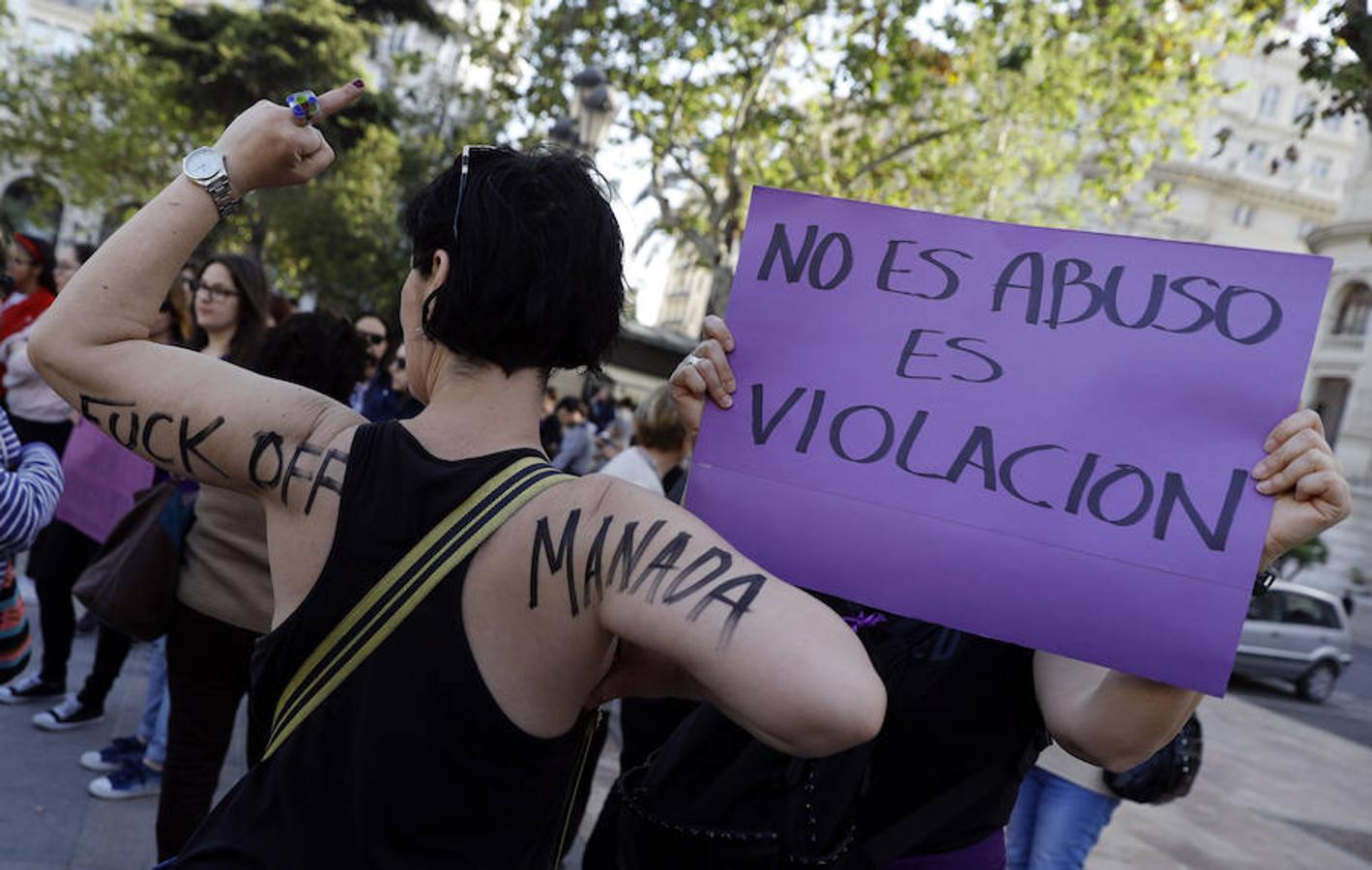 Una mujer muestra el lema «Fuck off Manada» durante la manifestación ante el Ayuntamiento de Valencia.. 
