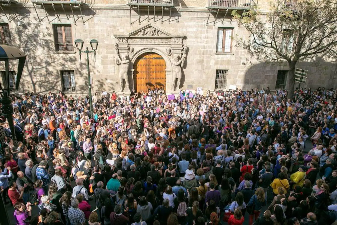 Cientos de personas se han concentrado esta tarde ante la Audiencia Provincial de Zaragoza para mostrar su rechazo e indignación por la sentencia contra «La Manada».. 