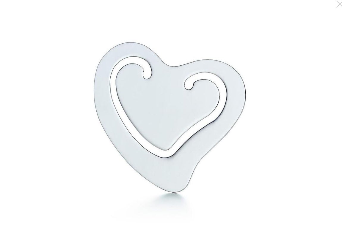 Para madres lectoras. Hay madres que siempre van con un libro bajo el brazo. Si estás pensando en la tuya, busca el emarcapáginas Heart entre las vitrinas de Tiffany's, es una de las propuestas de la prestigiosa joyería. Está hecho de plata esterlina y lo diseñó Elsa Peretti. Precio: 70 euros