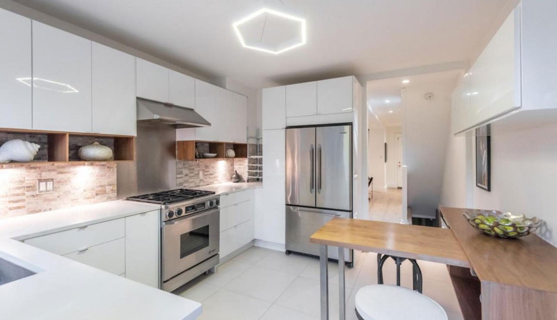 Minimalismo. En la cocina escasean adornos, es de color blanco nuclear con algunas piezas en acero inoxidable. Cuenta con mucho espacio de almacenaje y es, sin duda, es eminentemente práctica