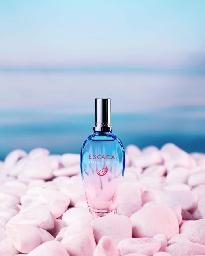 Para las dulces. El verano se acerca y la propuesta de Escada es un perfume afrutado que empapa su entorno de olor a sandía. Se llama Sorbetto Rosso y su aroma muy alegre y desenfadada, perfecta para los próximos meses. Precio: 75 euros