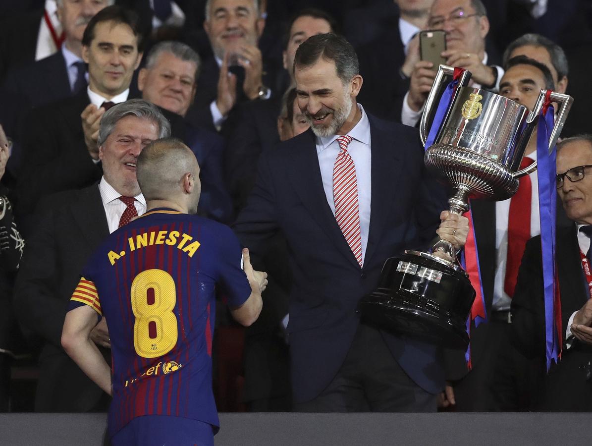 La última Copa del Rey. Felipe VI concede a Andrés Iniesta el trofeo de campeón en su último partido de la competición