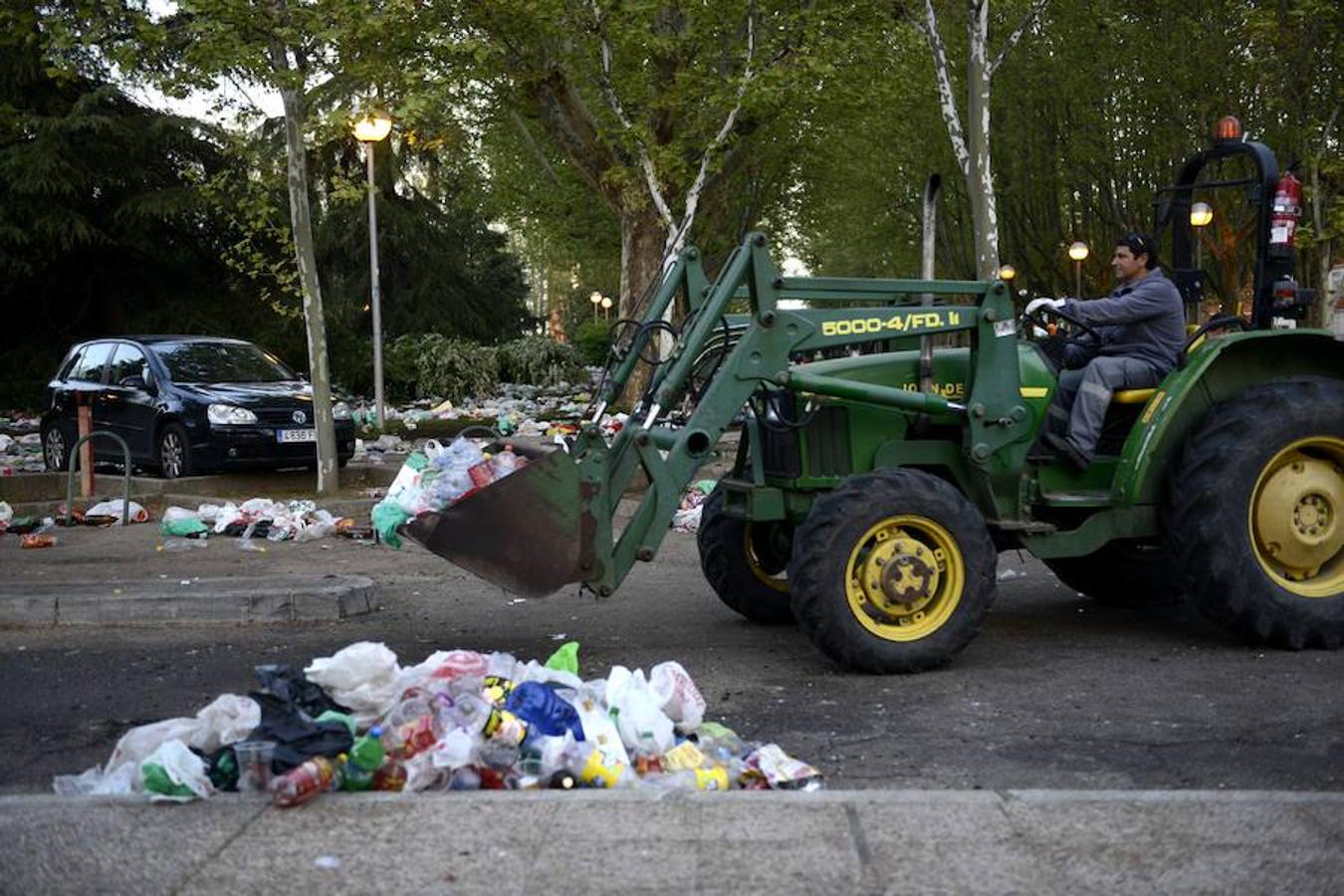 1. Estado en el que ha amanecido esta mañana el campus de la Complutense tras San Cemento