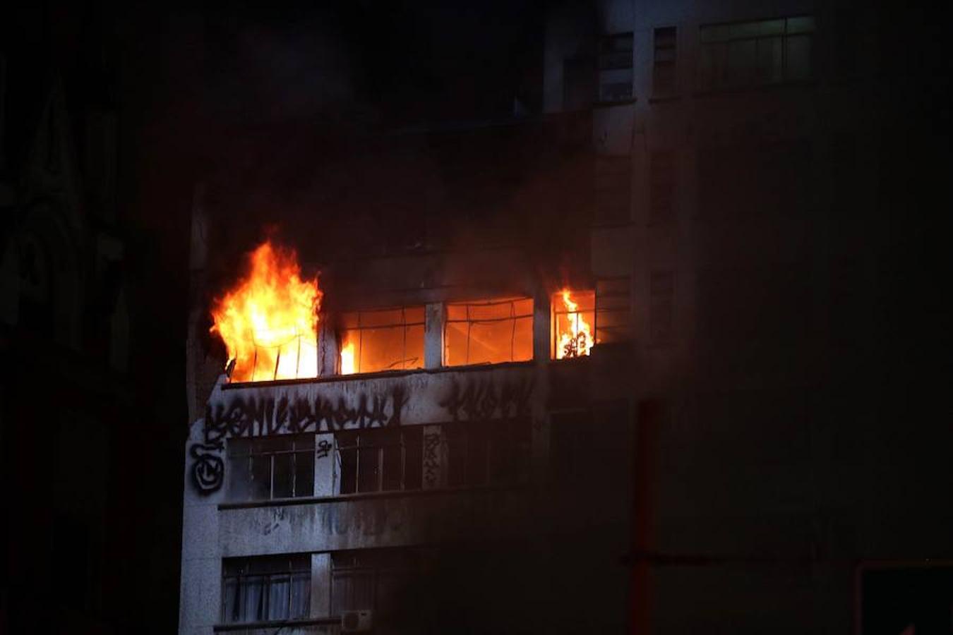Las llamas comenzaron sobre las 1.30 hora local (4.30 GMT) y el fuego se esparció rápidamente por el resto de plantas y afectó a un edificio vecino, ambos situados en el centro de Sao Paulo. 