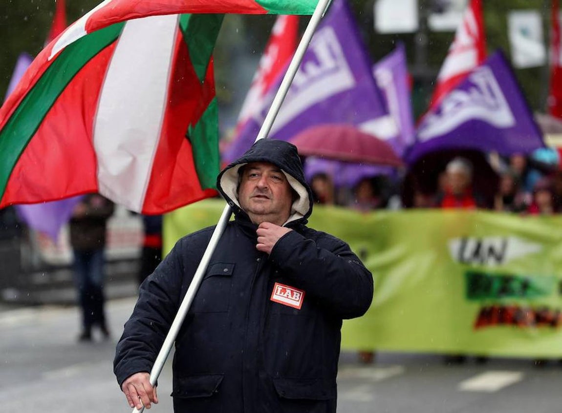 Un manifestante, en la marcha del Primero de Mayo celebrada en San Sebastián. 