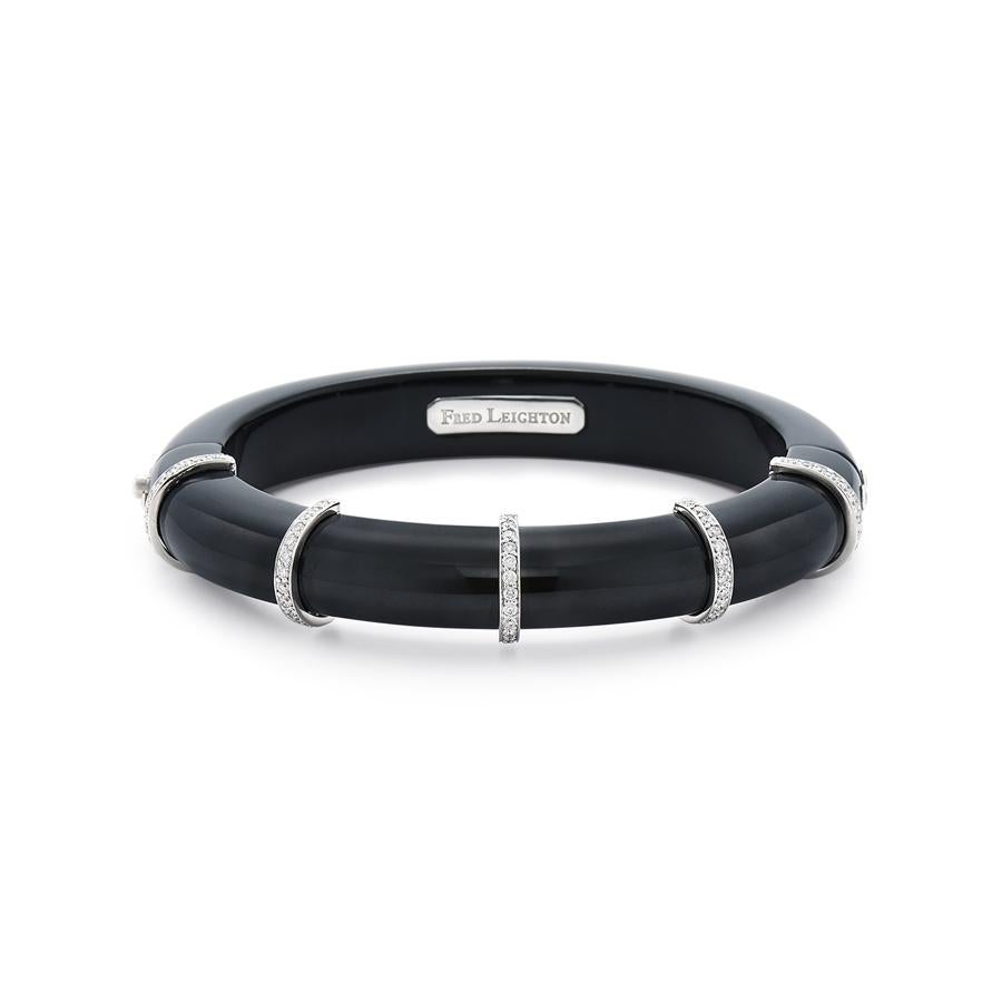 Brazalete de jade negro. Esta joya está hecha con bisagras de jade negro entre las que se intercalan pequeños aretes de oro blanco con diamantes redondos engastados. Precio: 8.000 euros