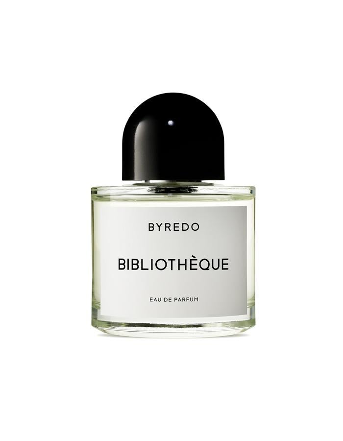 Nostálgica: Bibliothèque. Evoca el aroma de libros antiguos colocados en estantes de madera oscura, desde el olor de sus hojas al de sus tapas de piel. Para llegar a este punto se elabora una mezcla armoniosa de peonías y violetas, que inspiran nostalgia. El pachuli representa el parqué encerado bajo los pies y, por último, un leve toque dulce aportado por el melocotón, la ciruela y la vainilla. Precio: 170 euros