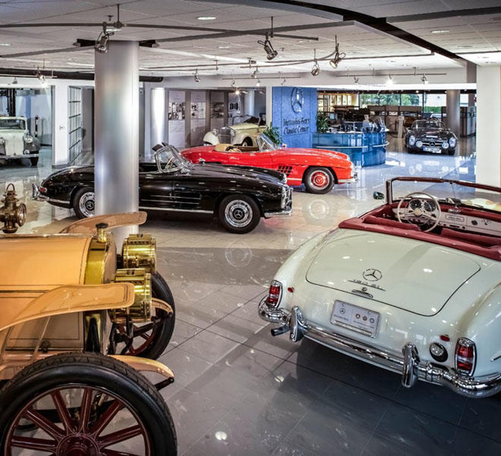 Mercedes. Así, además de vender clásicos, los propietarios de modelos emblemáticos de la marca, como el 540 K
Special Roadster o el 600 Pullman, podrán llevar sus vehículos para que sean «reseteados» prácticamente a su estado original. Todo un trabajo de artesanía que no será barato: todo dependerá del estado del coche y de las reparaciones que sean necesarias. Las piezas, por supuesto, son originales, pero su precio puede alcanzar el medio millón de euros. Eso sí, lo que se puede pagar por un clásico en perfecto estado es mucho más