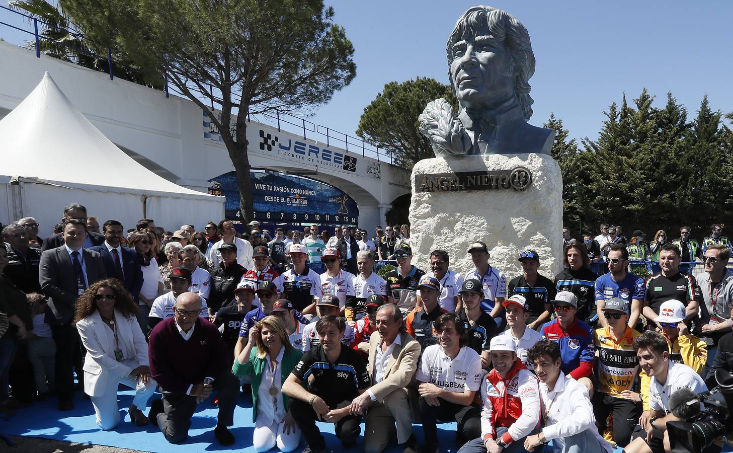 IMÁGENES de la nueva escultura del Circuito de Jerez en recuerdo de Ángel Nieto