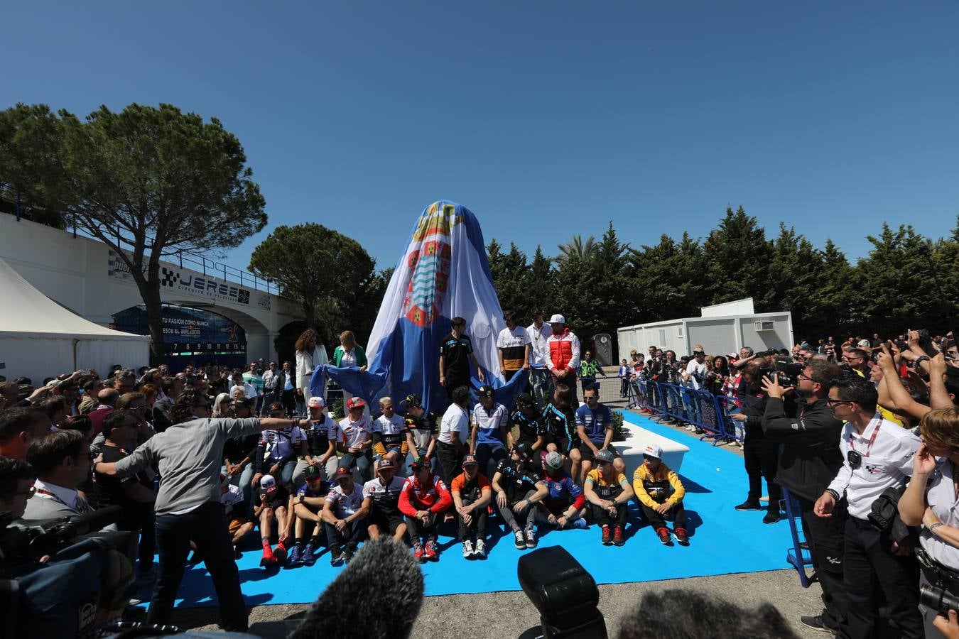 IMÁGENES de la nueva escultura del Circuito de Jerez en recuerdo de Ángel Nieto