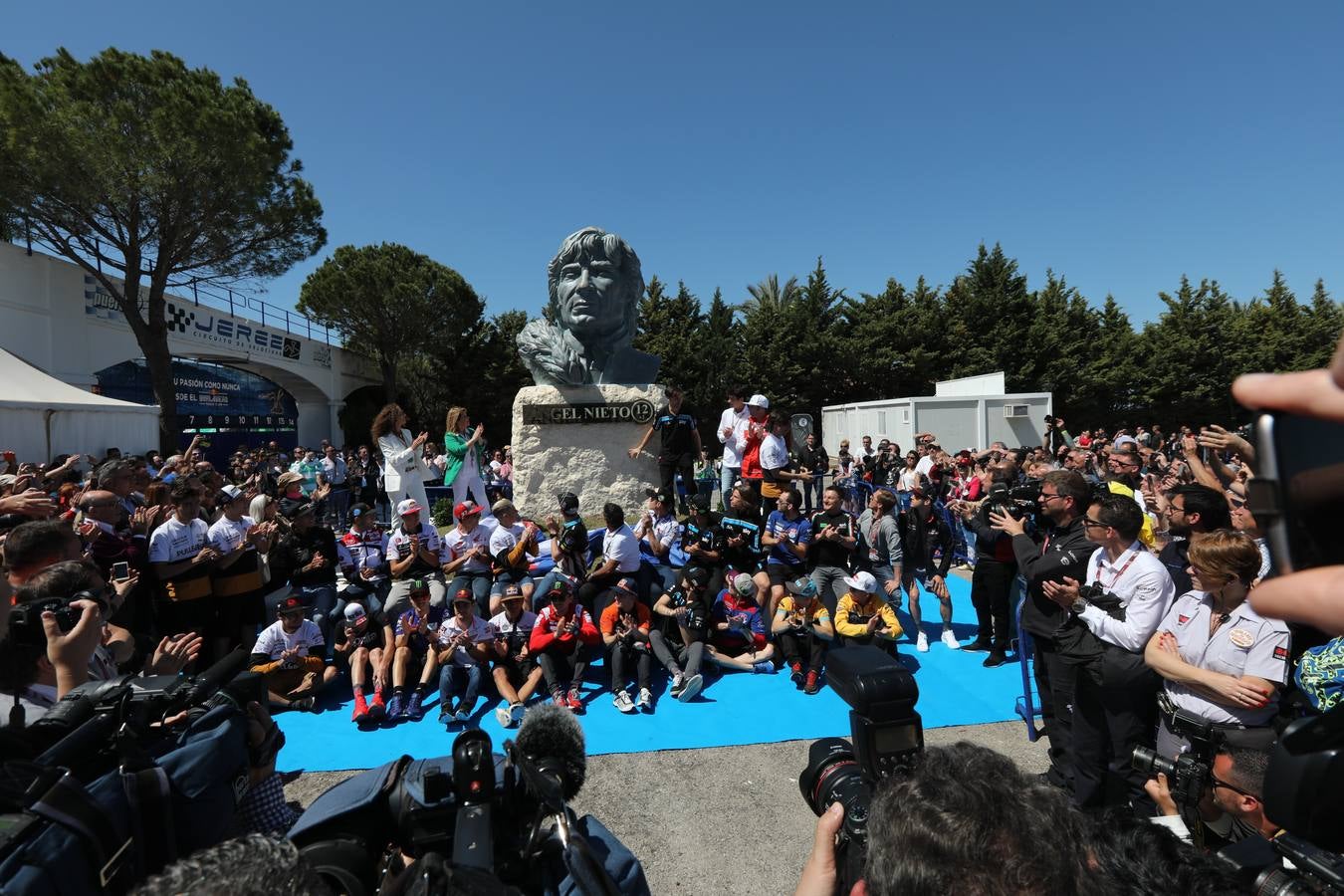 IMÁGENES de la nueva escultura del Circuito de Jerez en recuerdo de Ángel Nieto