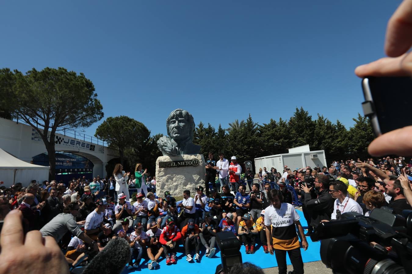 IMÁGENES de la nueva escultura del Circuito de Jerez en recuerdo de Ángel Nieto