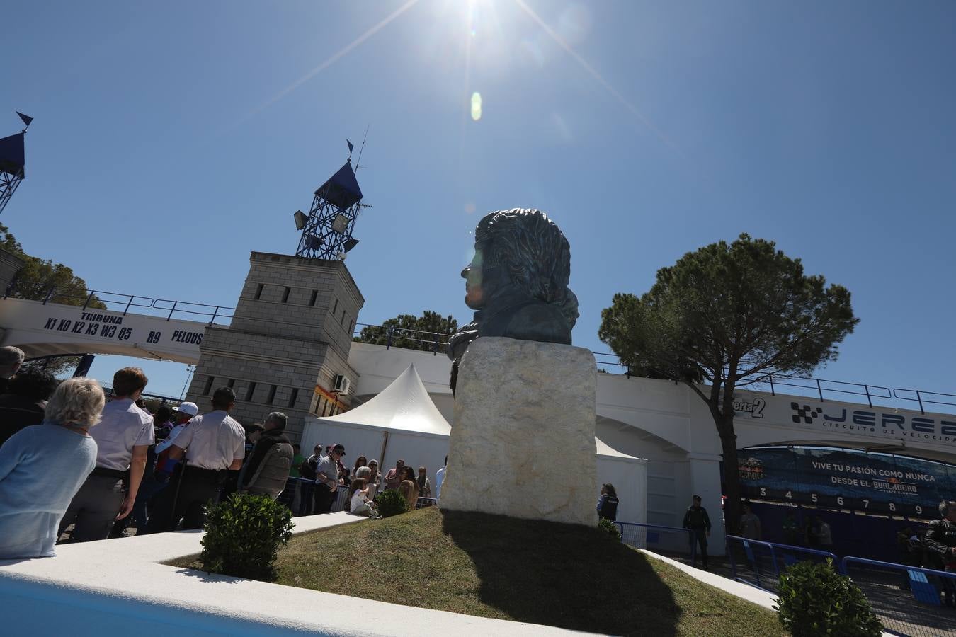 IMÁGENES de la nueva escultura del Circuito de Jerez en recuerdo de Ángel Nieto