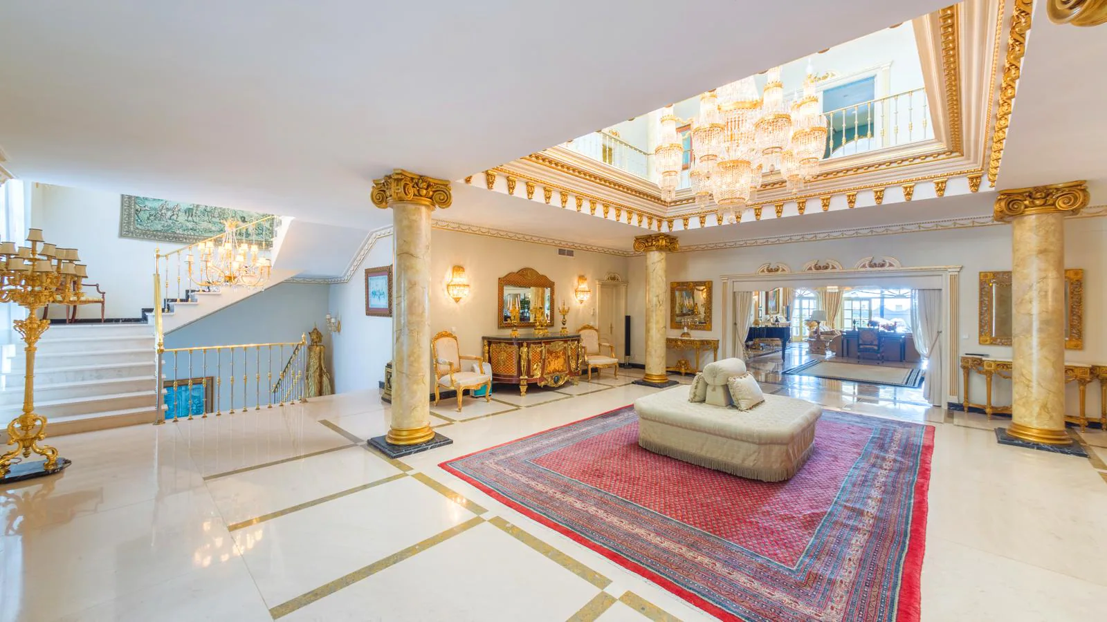 Villa El Martinete. La propiedad se vende -muebles de lujo incluídos- por 15.000.000 de euros