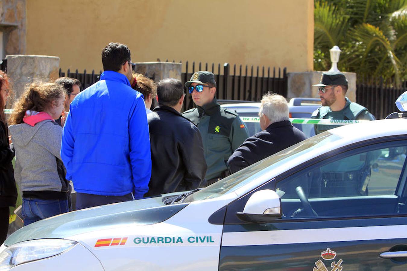 Un guardia civil informa a los familiares de Mercedes