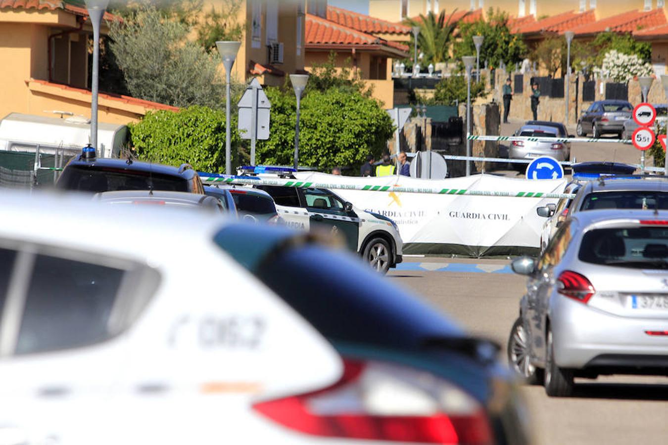 La Guardia Civil tapa la escena del crimen. Detrás está el vehículo que conducía Mercedes